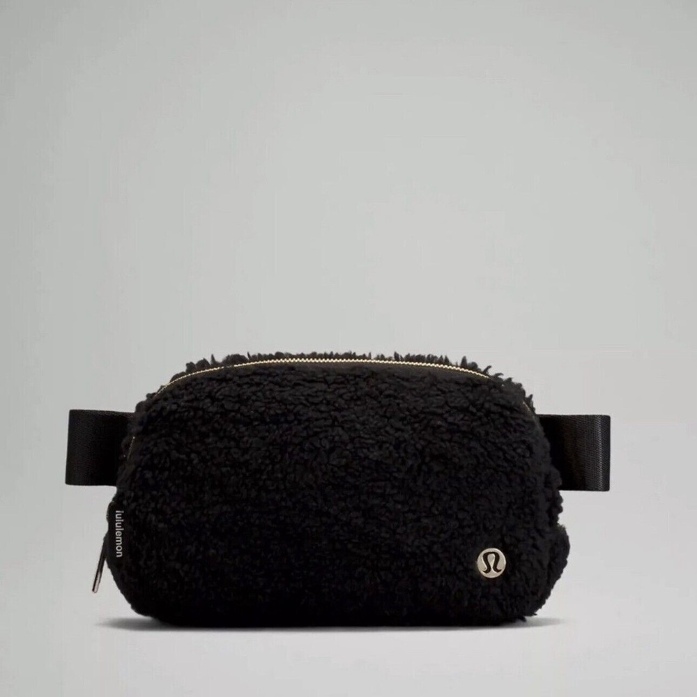lululemon Everywhere Fleece Belt Bag in Black